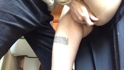 Squirt in de schoolbadkamer, een echt schuimend orgasme - mijn leraar deed zijn best